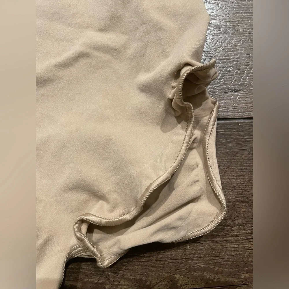 SKIMS Seamless Sculpt Solution Short Left Leg Exposed in Clay Size M Shapewear - Picture 4 of 6